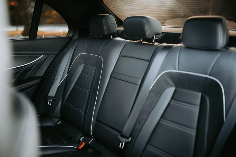 Udobna zadnja sedišta automobila za privatni transfer, ilustrativna fotografija
