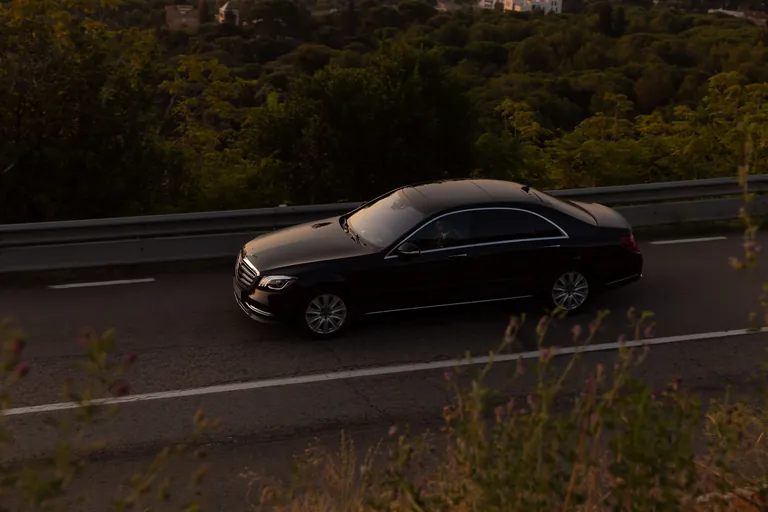 Mercedes na putu uz šumu, ilustracija privatnog transfera