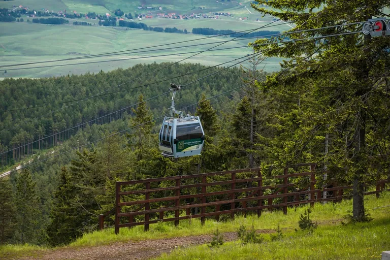 Gondola iznad šume na Zlatiboru