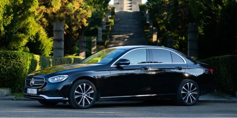 Mercedes-Benz E-klasa — biznis sedan za poslovne vožnje, aerodromski transfer i međugradski prevoz u Beogradu. Grand Solutions limo servis.