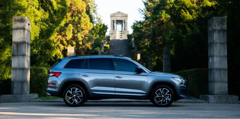 Škoda Kodiaq — prostrani SUV sa pogonom na sva četiri točka za iznajmljivanje sa vozačem u Beogradu. Grand Solutions limo servis.