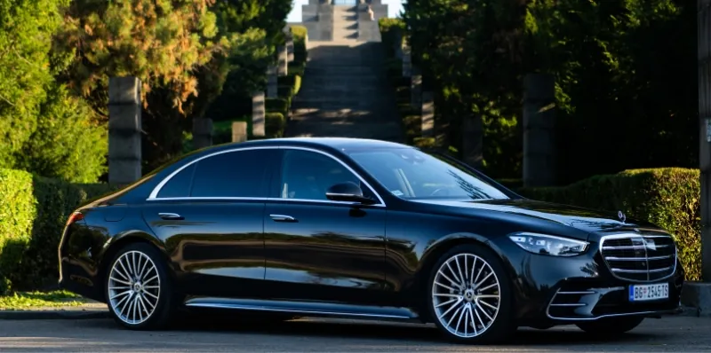 Mercedes-Benz S-klasa — luksuzni sedan za VIP prevoz, poslovne transfere i svečane prilike u Beogradu. Grand Solutions limo servis.