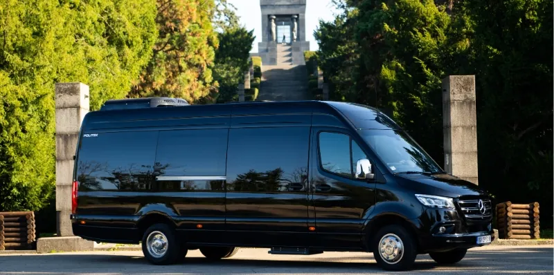 Mercedes-Benz Sprinter — minibus za grupni prevoz do 19 putnika, team building i korporativne transfere iz Beograda. Grand Solutions limo servis.