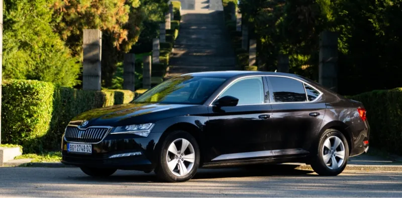 Škoda Superb — premium sedan sa prostranom unutrašnjošću za poslovne i porodične vožnje u Beogradu. Grand Solutions limo servis.