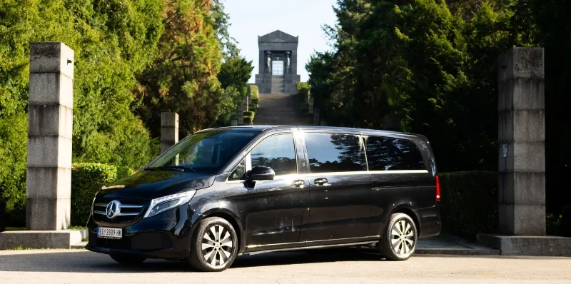 Mercedes-Benz V-klasa — luksuzni kombi za VIP grupni prevoz, porodice i delegacije u Beogradu. Grand Solutions limo servis.